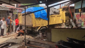Truk Pengangkut Batubara Seruduk Rumah Warga di Aceh Barat