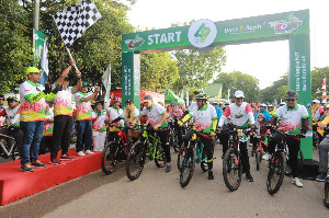 Ketua DWP dan Perwosi Aceh Bersama Ratusan Masyarakat Ikut Sepeda Santai