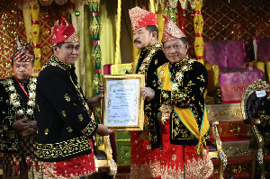 Mendagri Tito Dianugerahi Gelar Adat Melayu Jambi