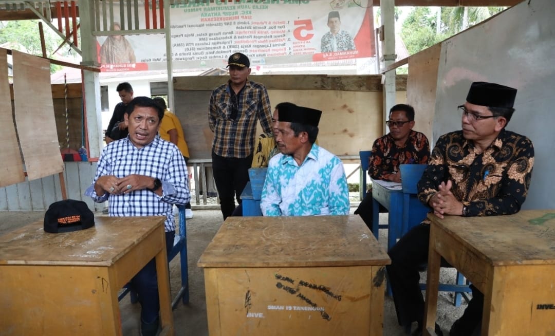 Kadisdik Aceh Alhudri berbincang hangat dengan tokoh masyarakat sekitar. [Foto: Disdik Aceh for Dialeksis]