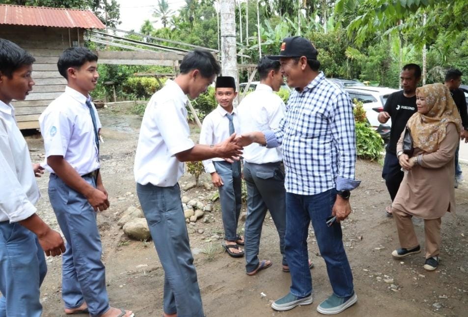 Kadisdik Aceh Alhudri menyalami para siswa. [Foto: Disdik Aceh for Dialeksis]