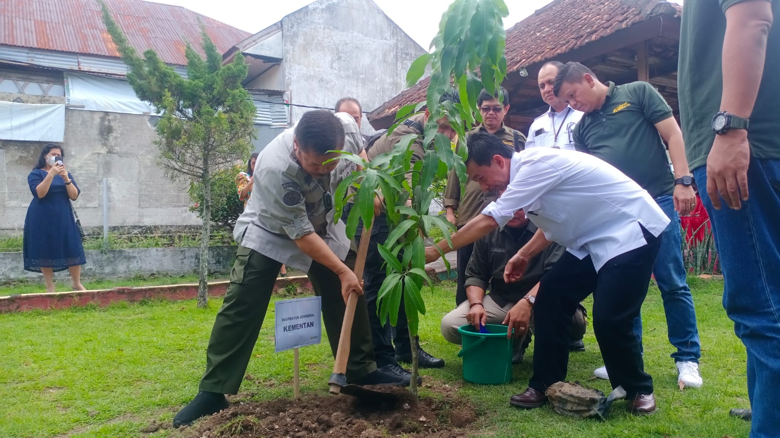 Irjen Kementan Serahkan Bibit Pohon Buah untuk Jamaah Gereja GPIB Patmo Sabang