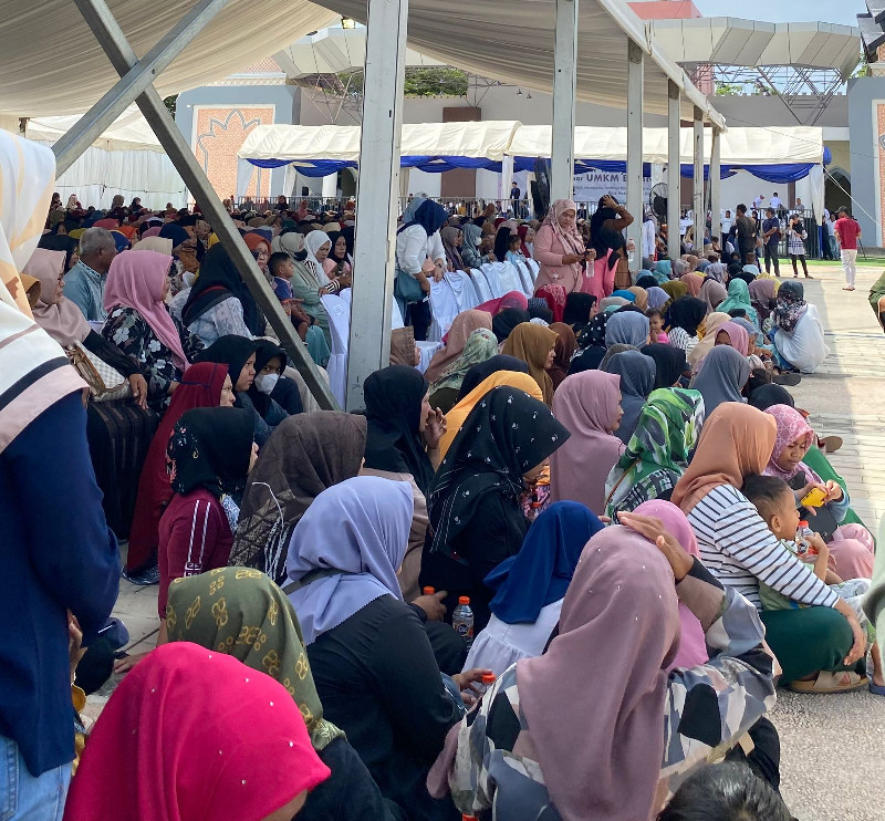 Ribuan Masyarakat Banda Aceh Antri Sembako pada Bazar UMKM BUMN