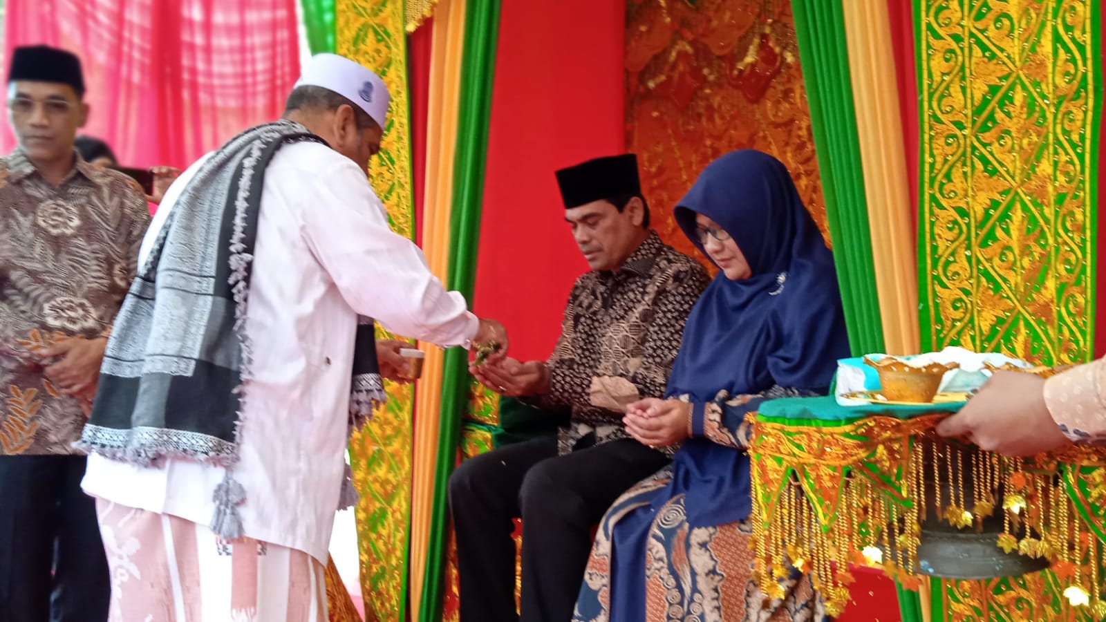 Pj Bupati Aceh Besar Hadiri Prosesi Peusijuek Rektor UIN Ar-Raniry