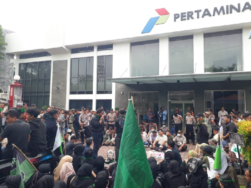 Tolak Kenaikan BBM, HMI Banda Aceh Datangi Kantor Pertamina Aceh