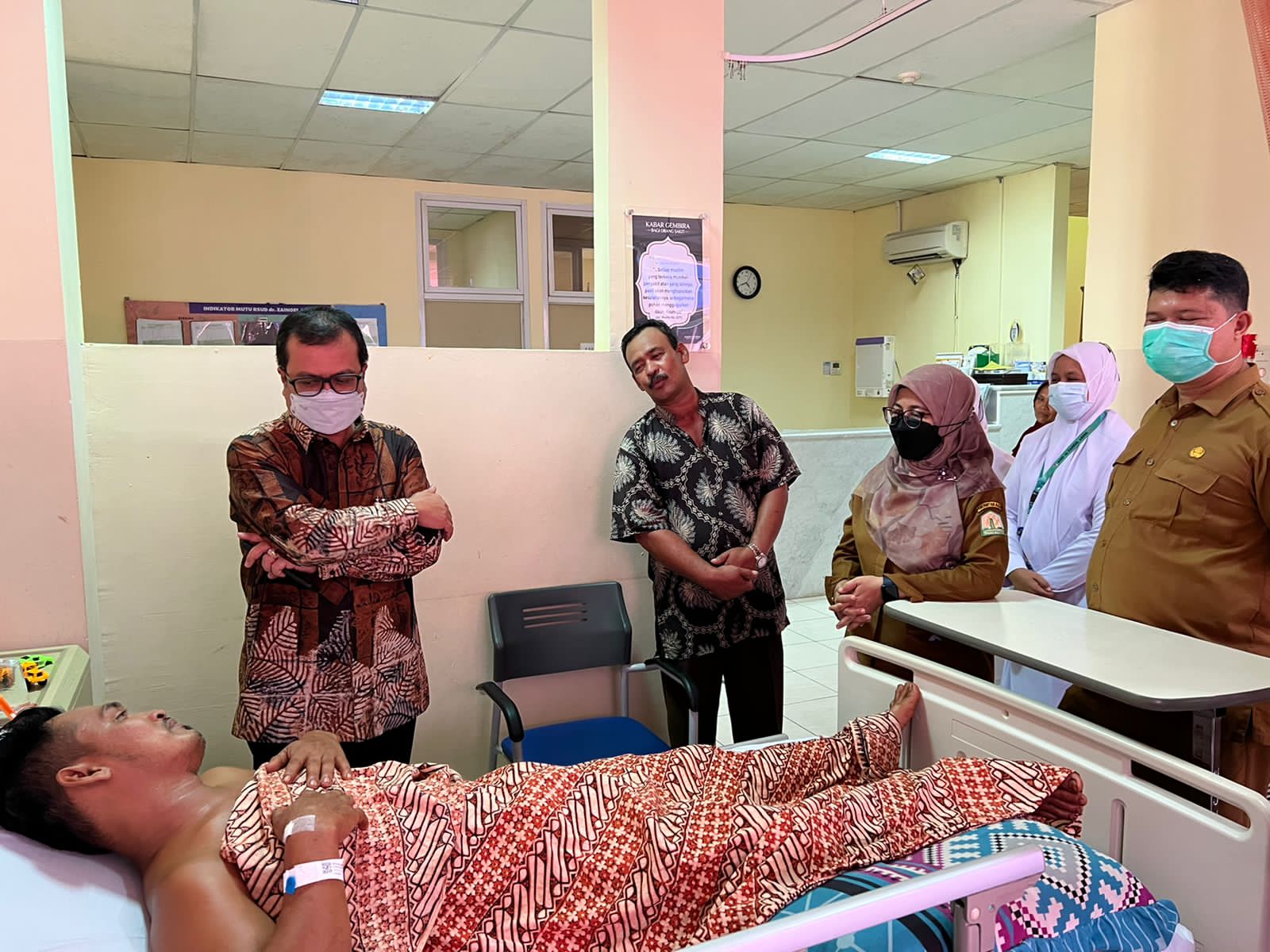 Kondisi Membaik, Pj Bupati Aceh Utara Pulangkan Pasien Korban Penembakan dari RS
