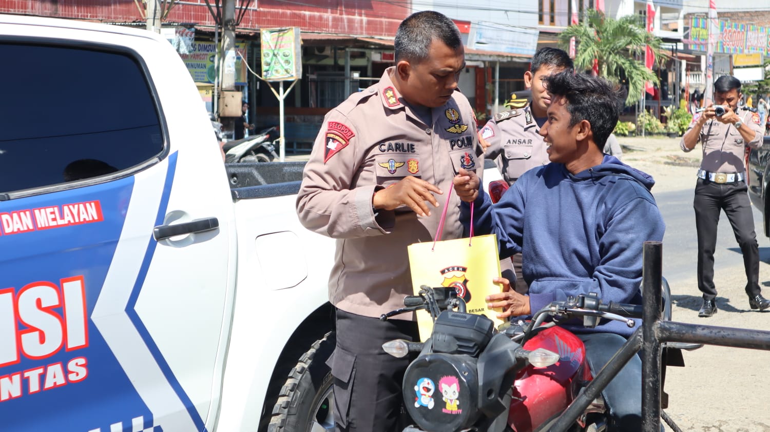Jumat Berkah, Polres Aceh Besar Bagi Sembako Pada Supir dan Warga