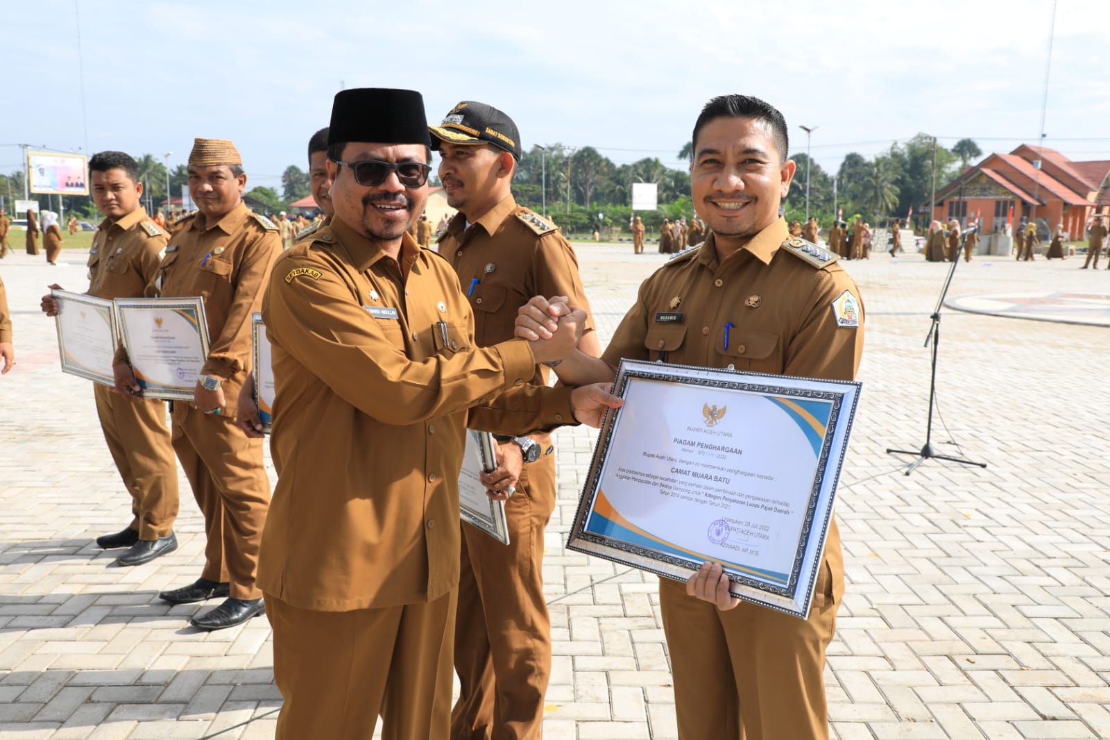 Pj Bupati Aceh Utara Beri Penghargaan untuk 5 Camat