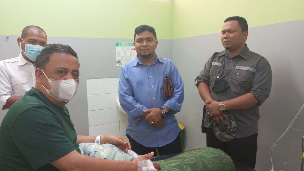 DR Mulia Rahman Besuk Ketua PWI Aceh di RSUDZA