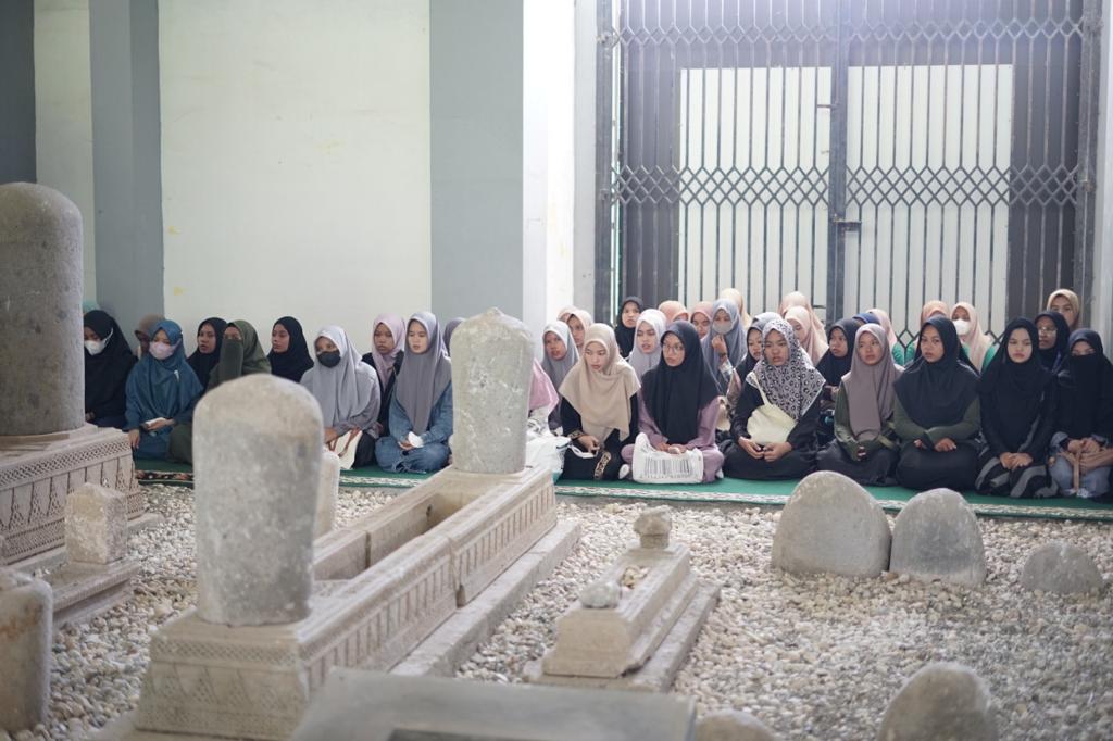 Disbudpar Aceh dan ISAD Aceh Saweu Makam Syiah Kuala