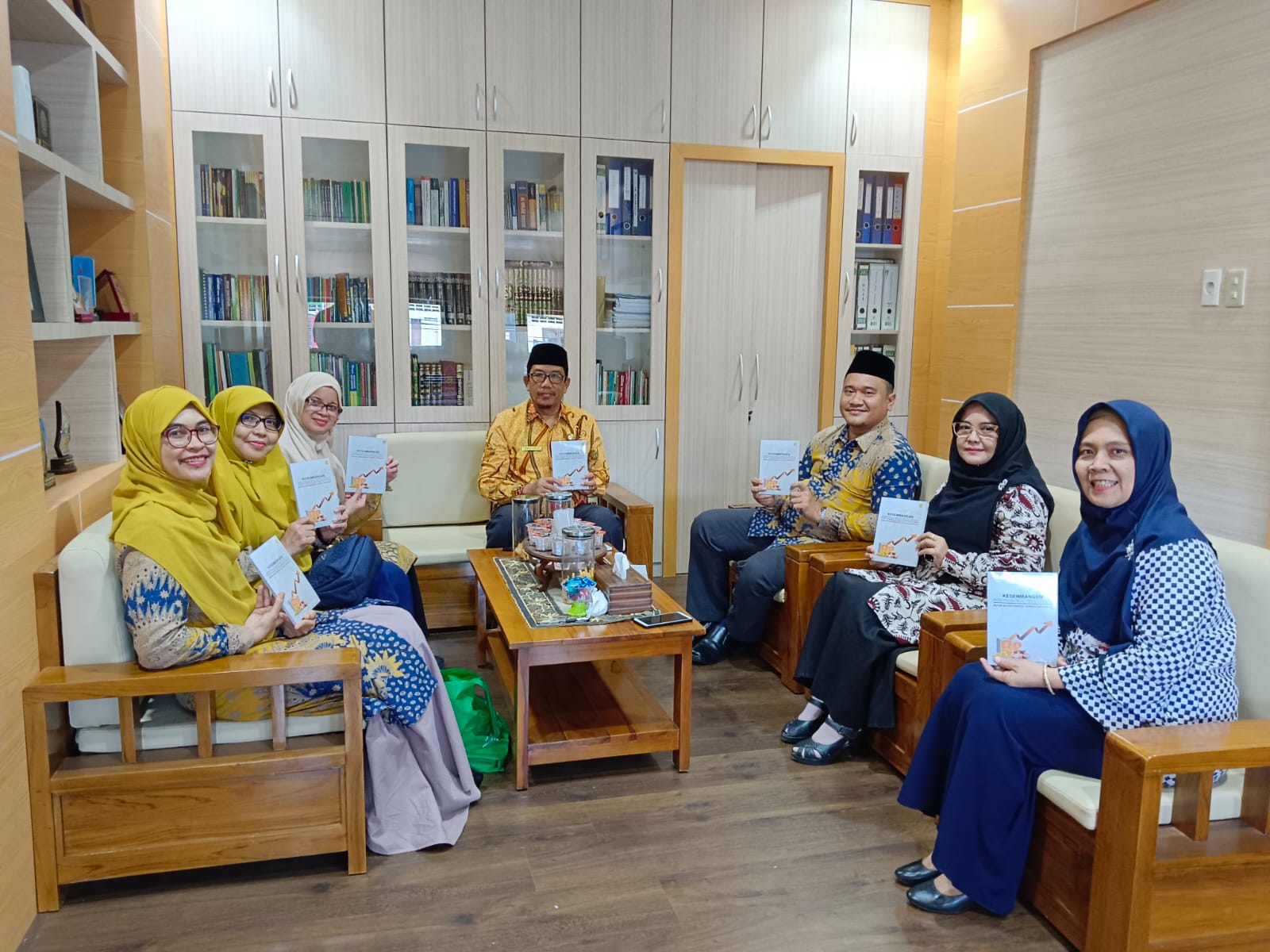Kakankemenag Kota Banda Aceh Terima Buku Dari Guru Berprestasi MA Darul Ulum