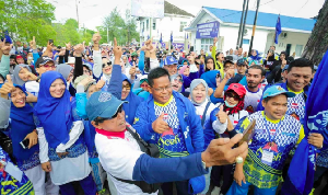 Aminullah Jadi Primadona di Acara Fun Walk HUT ke-24 PAN, Ribuan Warga Banda Aceh Berebut Foto Karena Kangen