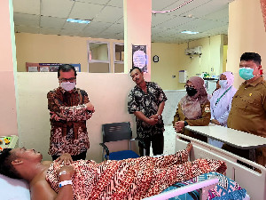 Kondisi Membaik, Pj Bupati Aceh Utara Pulangkan Pasien Korban Penembakan dari RS