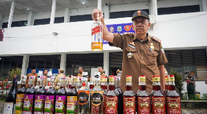 Musnahkan 36 Botol Miras, Kasatpol PP-WH Banda Aceh Tegaskan Gencar Lakukan Razia
