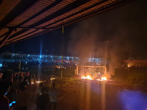 Lampu Penerang Stadion H Dimurthala Lampineung Mati, Penonton Bakar Sejumlah Fasilitas
