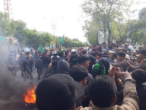 Demo BBM Ricuh, Massa HMI Banda Aceh Tolak Menolak dengan Polisi