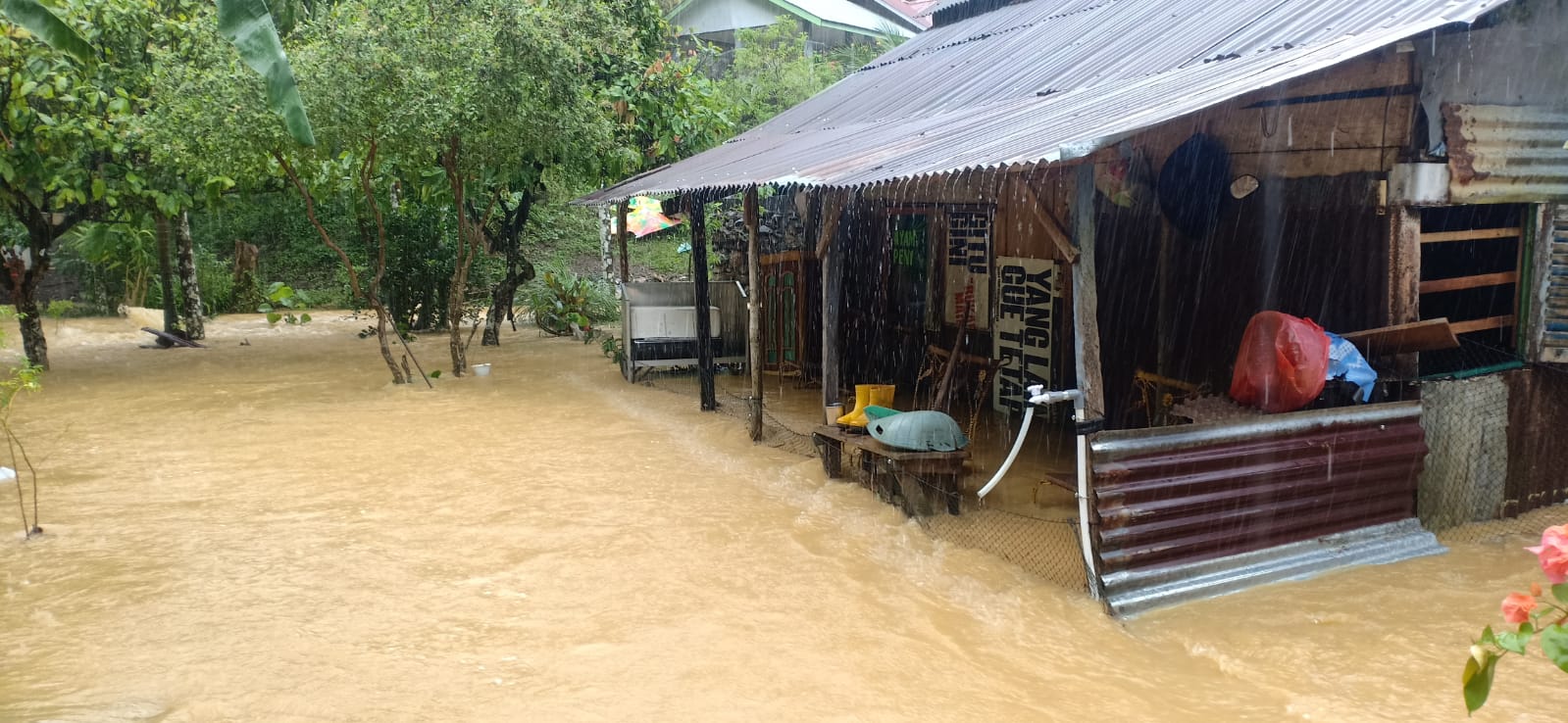 Akibat Hujan Deras, Kecamatan Tapaktuan Dilanda Banjir dan Longsor