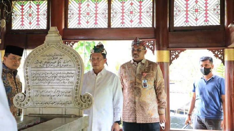 Mendagri Tito Karnavian Bersama  Safrizal ZA Sempatkan Berziarah ke Makam Tjoet Njak Dhien