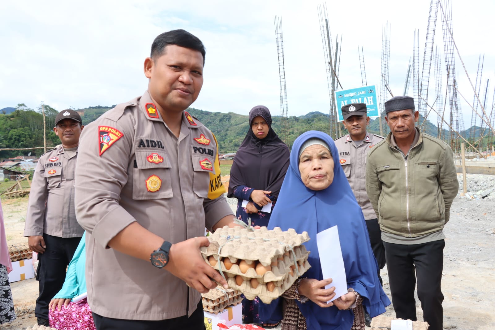 Kapolres Aceh Tengah Salurkan Zakat Penghasilan Personel kepada Masyarakat