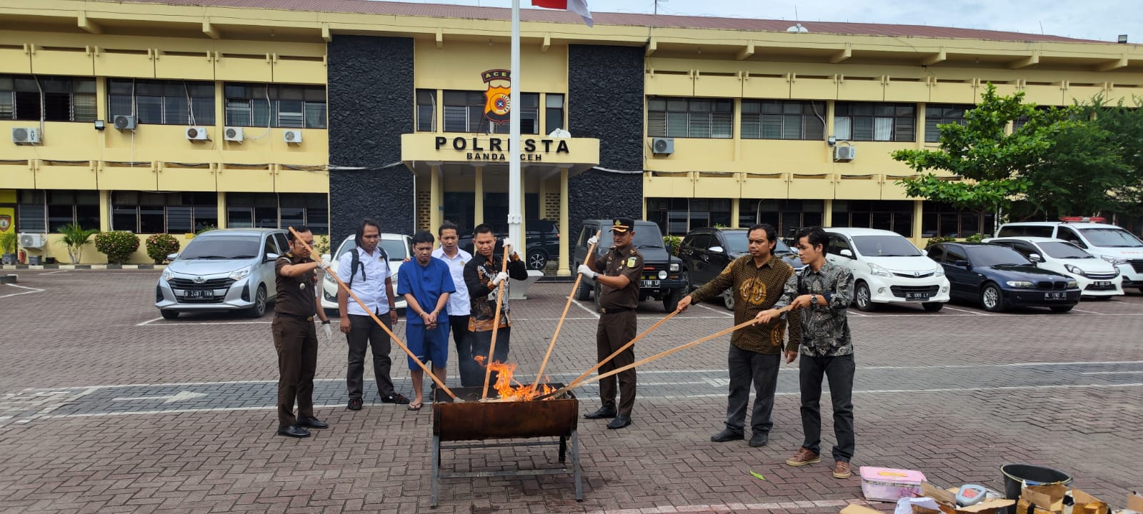 Satresnarkoba Polresta Banda Aceh Musnahkan Barang Bukti Ganja Kering