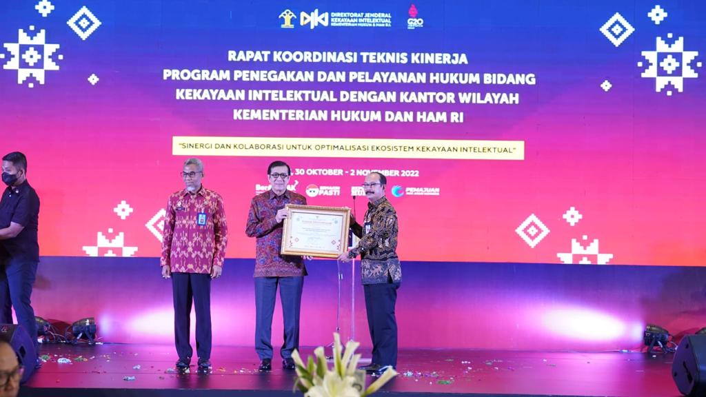 Terima Penghargaan Mobile IP Clinic, Kakanwil Aceh Dorong dan Motivasi Jajarannya Tingkatkan Pelayanan KI