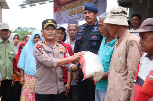 Kapolda Aceh Salurkan Puluhan Paket Bansos untuk Korban Banjir di Aceh Timur