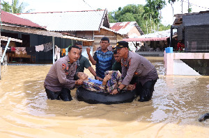 Dramatis, Polisi Evakuasi Lansia yang Terjebak Banjir di Langsa