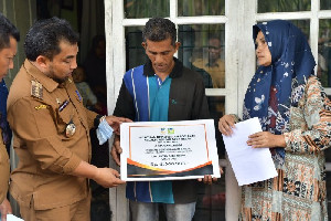 Pemkab Aceh Besar Serahkan Bantuan Mensos untuk Ahli Waris Korban Banjir Brayeun