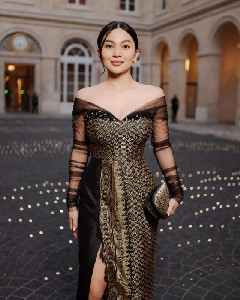 Paris Fashion Week Ariel Tatum Kenakan Gaun Songket Bikinan Warga Aceh