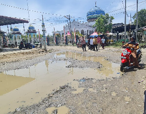 Pemkab Bireuen Didesak Segera Perbaiki Jalan Rusak di Pasar Keude Jeunieb