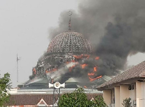 Masjib Islamic Center di Jakarta Utara Kebakaran, Kubah Masjid Ambruk