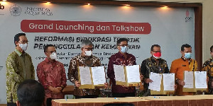Sekda Aceh Tandatangani Komitmen Reformasi Birokrasi Tematik Penanggulangan Kemiskinan di UGM