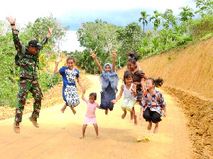 Jalan Baru Rampung, Anak-anak Dusun Alur Mentawak Tersenyum Ceria