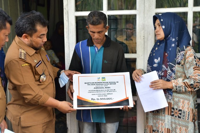 Pemkab Aceh Besar Serahkan Bantuan Mensos untuk Ahli Waris Korban Banjir Brayeun