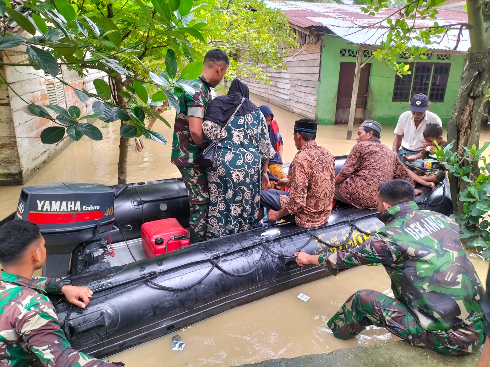 Lansia Sakit Terjebak Banjir dievakuasi Personil Denbekang