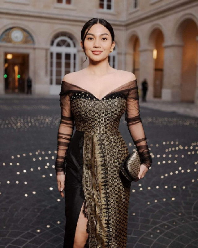 Paris Fashion Week Ariel Tatum Kenakan Gaun Songket Bikinan Warga Aceh