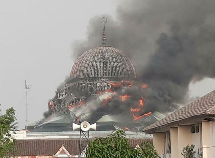 Masjib Islamic Center di Jakarta Utara Kebakaran, Kubah Masjid Ambruk
