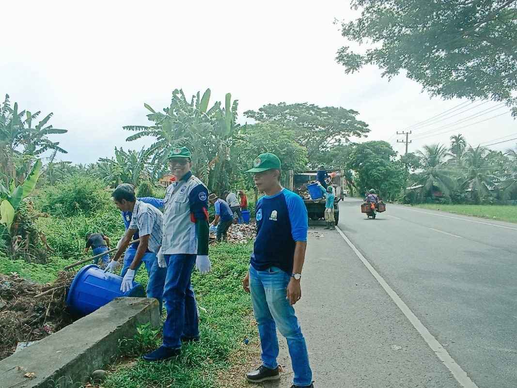 Di Seputaran Pasar Lampakuk, DLH Aceh Besar Bersihkan Sampah Liar