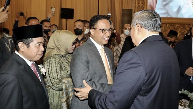 Momen SBY Pegang Erat Tangan Anies Baswedan saat Bareng Surya Paloh