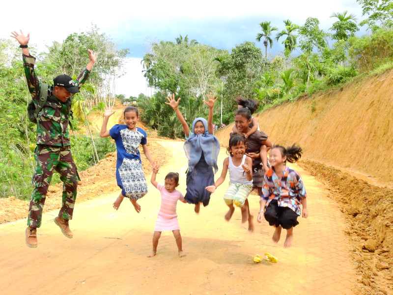 Jalan Baru Rampung, Anak-anak Dusun Alur Mentawak Tersenyum Ceria