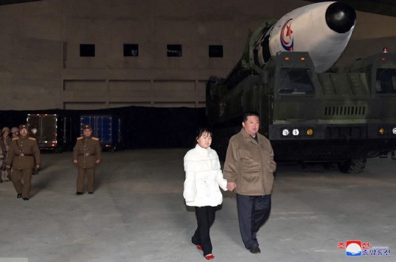 Kim Jong Un Ungkap Putrinya pada Peluncuran Rudal ICBM