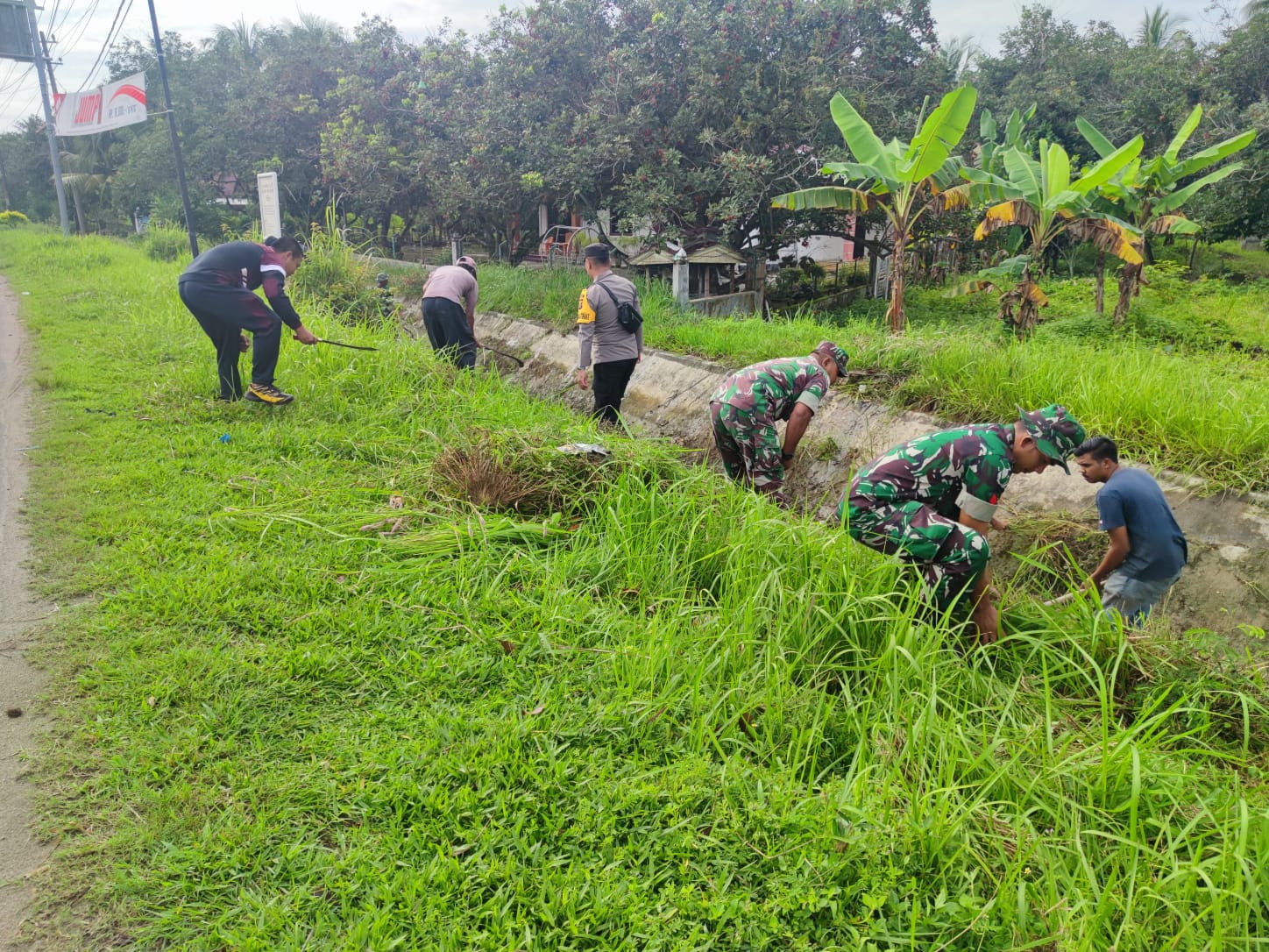 TNI Polri bersama Warga Kompak Bersihkan Saluran Air Persawahan