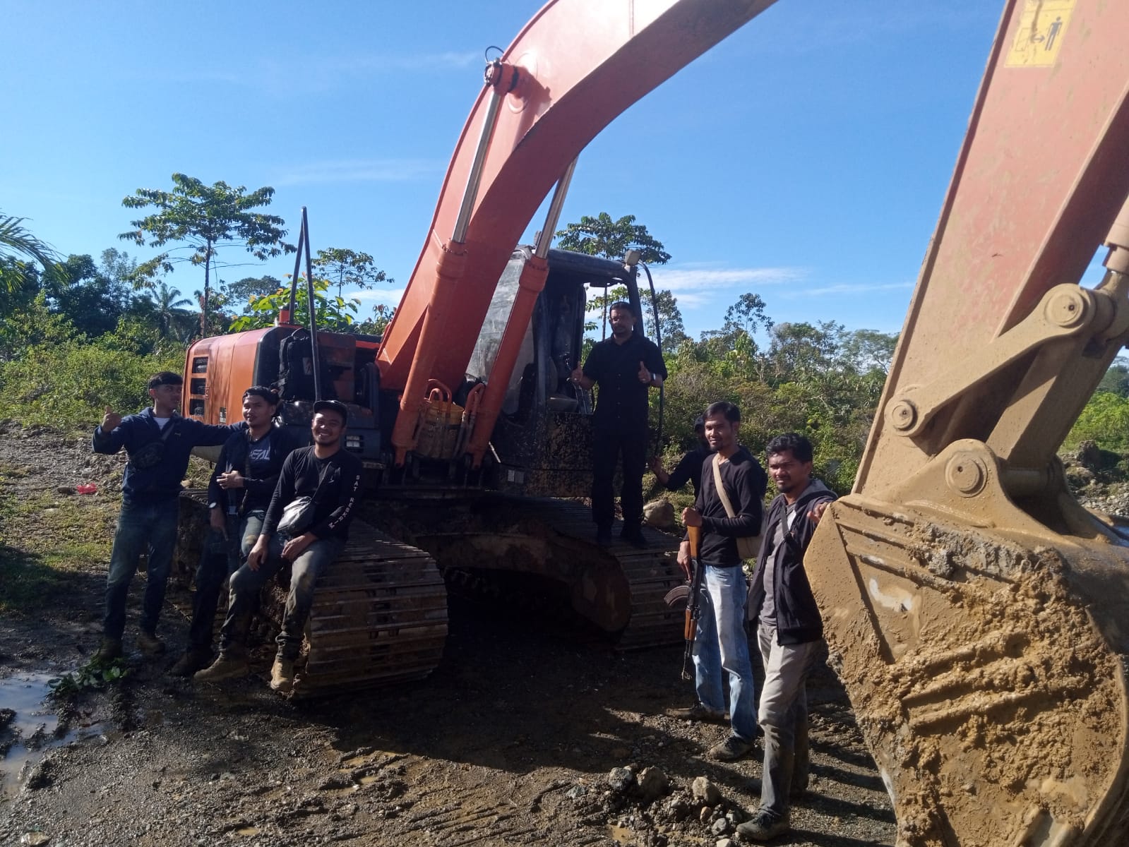 Polisi Gerebek Dua Lokasi Illegal Mining, 12 Pelaku dan 2 Eskavator Diamankan