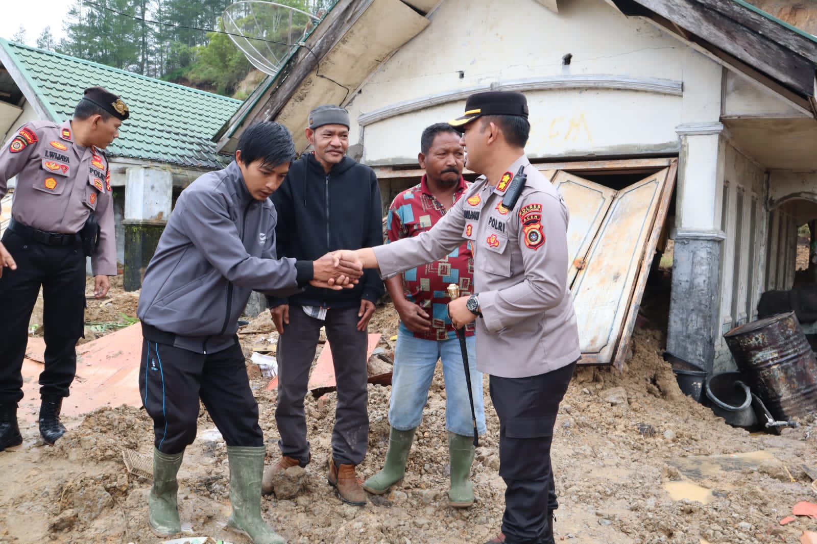 Kapolres Aceh Tengah Salurkan Bantuan untuk Korban Bencana Longsor