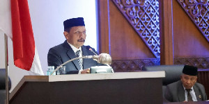 Asisten I Wakili Pj Gubernur Ikuti Paripurna Penetapan Program Legislasi Aceh 2023 di DPRA