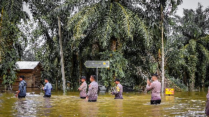 Kapolres Aceh Selatan Turun Langsung Evakuasi Korban Banjir