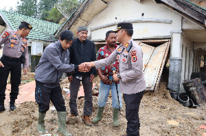 Kapolres Aceh Tengah Salurkan Bantuan untuk Korban Bencana Longsor