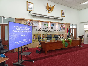 Dekan FTK UINAR Banda Aceh Jadi Presenter ICP UIN Maliki dan ELITE