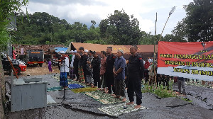 Polri Gelar Salat Gaib Berjamaah di Lokasi Gempa Cianjur