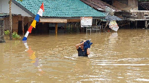 Warga Terdampak Banjir Aceh Tamiang Capai 7.410 Jiwa, Arus Lalu Lintas Nasional Lumpuh